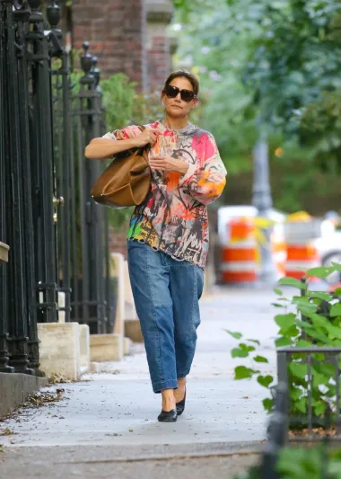 Katie Holmes pokazuje da manje može biti više – njezina sposobnost da izabere odjeću koja odražava njezinu osobnost, uz zadržavanje ženstvenosti i stila, čini je jednim od najpoznatijih modnih ikona današnjice.