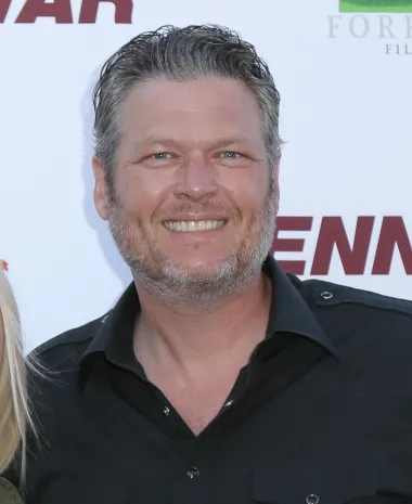 Što je prošlo kroz um country zvijezde kada je prvi put čuo vijest? &quot;Wow, došli smo do nekoga tko je barem donekle simetričan.&quot; Šalu na stranu, Blake Shelton zahvaljuje sadašnjoj supruzi, Gwen Stefani, što ga je uvjerila da prihvati krunu. 