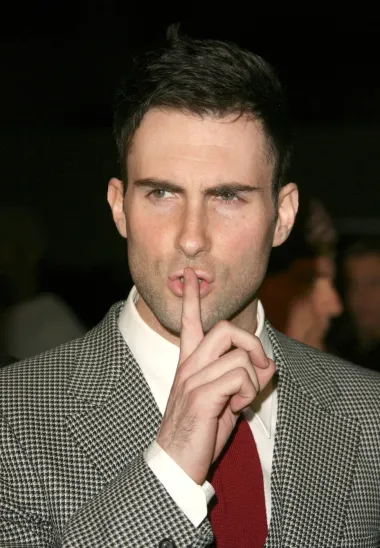 Prije nego što se oženio i glumio u svom prvom dugometražnom filmu, Adam Levine proglašen je najseksi muškarcem — čast koju je prihvatio s dozom skromnosti. &quot;Osjećaš kao da moraš biti pomalo samokritičan u vezi s tim jer je to ikonična stvar, ali i pomalo glupa&quot;, rekao je. 