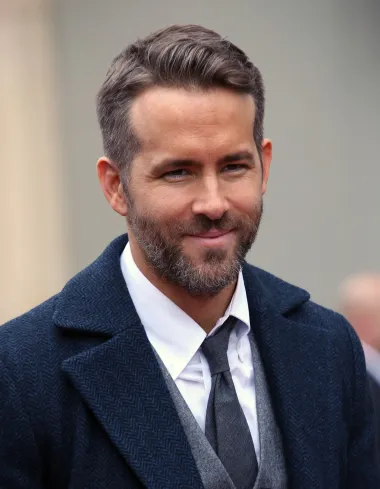 Seksi i samokritičan, Ryan Reynolds postao je prvi Kanađanin koji je proglašen najseksi muškarcem. &quot;Najteži će dio biti ugraditi ovu titulu u razgovor s nasumičnim strancima&quot;, našalio se glumac, dodajući, &quot;ovo mojoj obitelji daje priliku da me zadirkuju do kraja mog života.&quot;