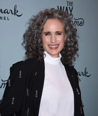 Andie MacDowell zna kako sijedu kosu učiniti glamuroznom. A još bolje izgledaju njezine velike, voluminozne kovrče.
