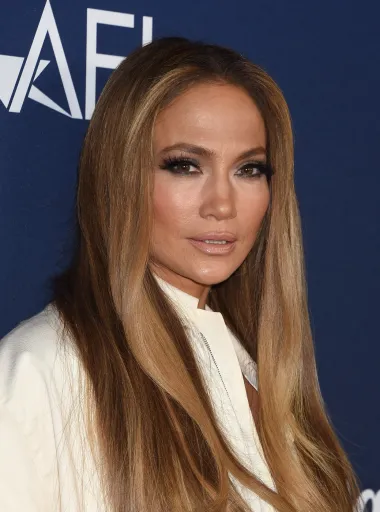 Duga, zdrava kosa Jennifer Lopez simbolizira mladenački duh i snagu, a ona je savršen primjer kako nositi dugu kosu u zrelim godinama. 