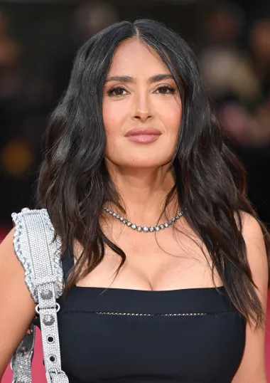 Salma Hayek je ikona ljepote koja u svakom trenutku briljira sa svojom tamnom, bogatom kosom. Njezina crna kosa, koja je uvijek zdrava, sjajna i njegovana, odražava njezin prirodni šarm. 