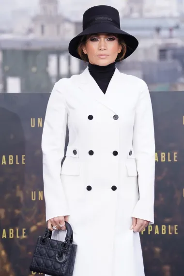 Modni dizajneri i stilisti širom svijeta ističu da je Jennifer sada odvažnija u izborima, bilo da se radi o eleganciji visoke mode ili opuštenim casual kombinacijama. 