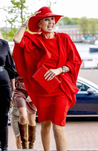 Na otvorenju novog prostora A Beautiful Mess u Amsterdamu kraljica se pojavila u vibrantnoj crvenoj haljini, a outfit je upotpunila torbicom i šeširom  u istoj boji. 