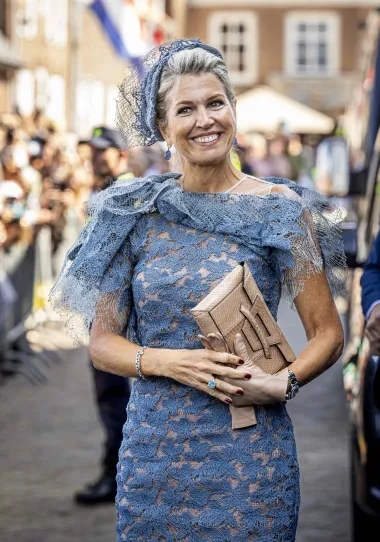Čipka, kao simbol elegancije i ženstvenosti, savršeno se uklapa u njezin stil, koji je istovremeno elegantan, suvremen i s daškom tradicije.