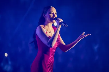 Pjevačica je koncert u dvorani Gripe održala 9. studenoga, a jedan modni odabir bio je i crvena haljina modne kuće Versace.