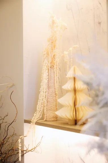 Svaki buket koji ide na dostavu pakira se u elegantne kutije kojima se osigurava zaštita i olakšava nošenje, bez straha od oštećenja. Uz to, kutije sadrže i dostavnu vazu koja može poslužiti kao vaza čak dva do tri dana od dostave cvijeća.
