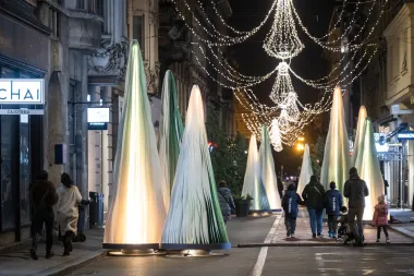 Pješake zoneu Vlaškoj i Masarykovoj ulici ukrašene su instalacijama &quot;Layers of Christmas&quot;.