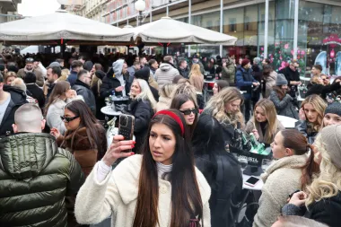 Badnjak na zagrebačkoj špici. I danas je centar grada bio prepun, a svi elegantni