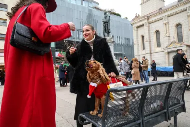 Badnjak na zagrebačkoj špici. I danas je centar grada bio prepun, a svi elegantni