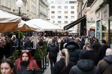 Badnjak na zagrebačkoj špici. I danas je centar grada bio prepun, a svi elegantni