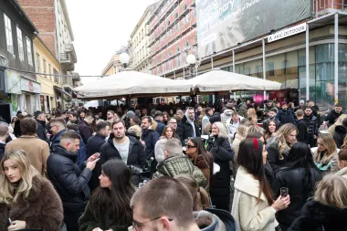 Badnjak na zagrebačkoj špici. I danas je centar grada bio prepun, a svi elegantni