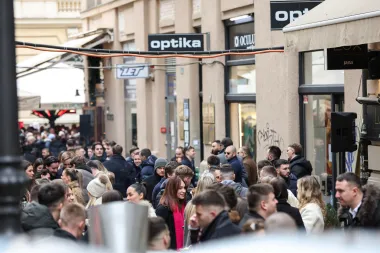 Badnjak na zagrebačkoj špici. I danas je centar grada bio prepun, a svi elegantni