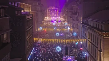 Ispred Vječne vatre, uz svoj prateći orkestar u sastavu deset glazbenika, Severina se na pozornicu popela pola sata prije ponoći te u naredna dva i pol sata oduševila publikom dupke ispunjenu jednu od glavnih ulica u Sarajevu. 