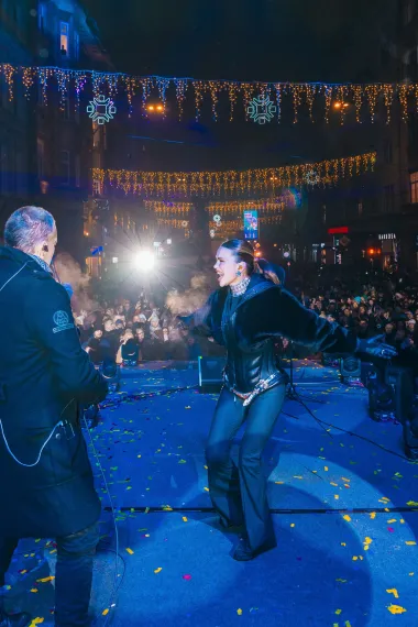 Pomno odabrani repertoar sastojao se od tridesetak najvećih Severininih hitova, a posebno za ovu priliku, proširila ga je s nekim od njoj najdražih pjesama, poput &apos;Sarajevo, ljubavi moja&apos; Kemala Montena, s kojom je Sarajlije i njihove brojne goste, u custom made kostimu Juraja Zigmana, i uvela u Novu 2025. godinu. Netom prije, na pozornici joj se pridružio i gradonačelnik Sarajeva, Predrag Puharić.
