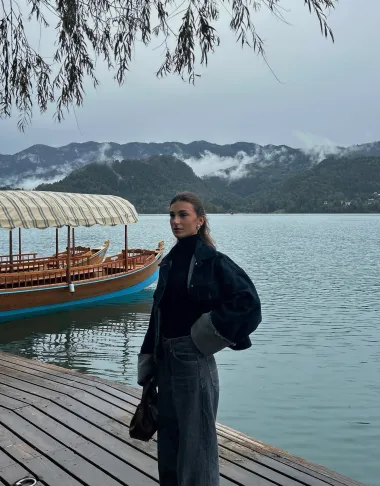 &quot;Pratim naravno uvijek što se događa u svijetu mode jer me zanima kreativna strana iza svega toga no ne slijedim ih slijepo jer volim biti dosljedna svom stilu, ali ponekad se tu i uklopi koji trend.&quot;