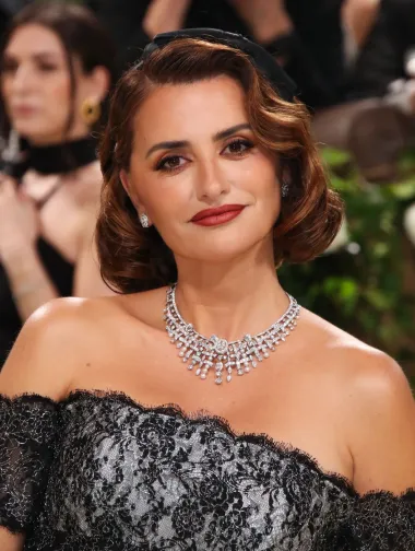 Ova frizura &quot;vrišti&quot; glamur i Hollywood, a najviše pristaje onima s gustom kosom i s okruglim i kvadratnim oblicima lica, jer slojevi i kratke šiške omekšavaju oštre linije lica i stvaraju balans.
