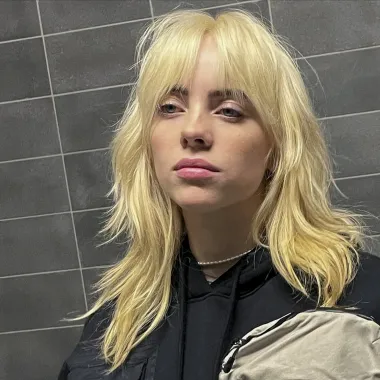Svi su ostali bez daha kada se Billie Eilish pojavila u ovoj plavoj shag frizuri, pozdravljajući se sa svojim prepoznatljivim zelenim pramenovima.