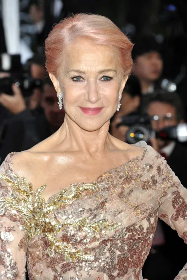 Ova slatka, ružičasta pixie frizura izgleda predivno na Helen Mirren. Izgleda da ćemo svi i ove sezone nositi pastelne nijanse na kosi. 