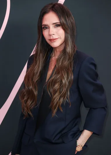 Victoria Beckham nebrojeno je puta mijenjala svoju frizuru - od pixie do raskošne duge kose. No, moramo se složiti da joj ovakva dužina najbolje pristaje. 