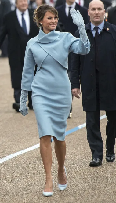 Melanijin nezaboravan outfit na inauguraciji Donalda Trumpa. Svjetloplavu kreaciju potpisuje dizajner Ralph Lauren. 