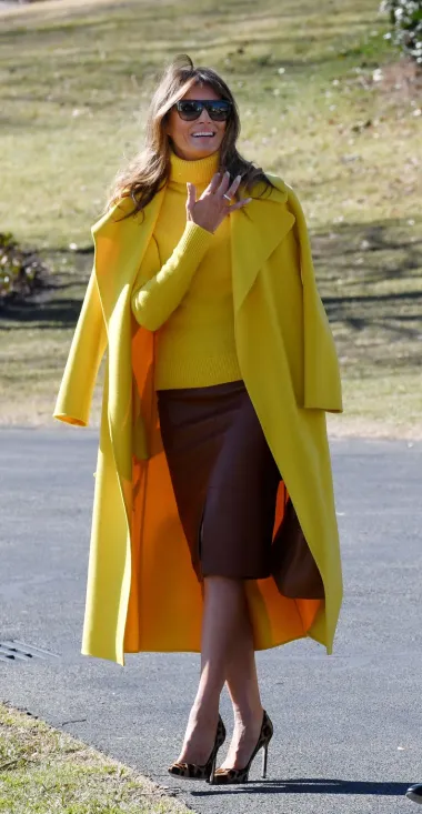 Melania u vibrantnom žutom kaputa talijanske modne kuće Dolce &amp; Gabbana. 