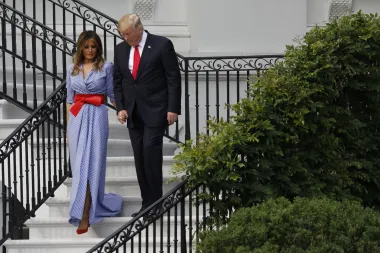 Prva dama u Bijeloj kući na proslavi Dana nezavisnoti. Nosila je Ralph Lauren Rivera Cotton Gingham haljinu. 