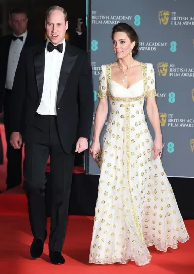 S kosom u složenoj punđi, Kate je zasjala u bijeloj i zlatnoj haljini Alexandra McQueena, uz Van Cleef &amp; Arpels nakit.
