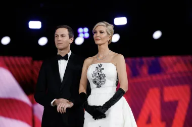 Ivanka se na svečanom balu pojavila u bijeloj haljini Oscara de la Rente sa sivim aplikacijama. Glamuroznu kombinaciju upotpunila je crnim rukavicama i dijamantnim nakitom. 