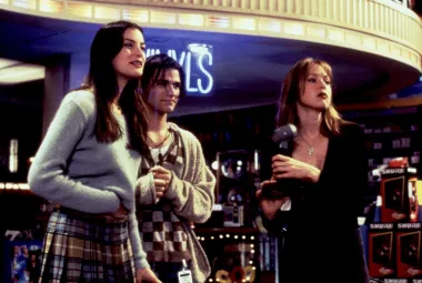 Jedan od njenih prvih zapaženih nastupa bio je u filmu &quot;Empire Records&quot;, gdje je tumačila energičnu i duhovitu mladu zaposlenicu u trgovini ploča. Iako je film najpoznatiji po soundtracku i modnim trendovima 90-ih, Zellweger je svojom karizmom i uvjerljivošću privukla pozornost kritike i publike. Uz nju, u filmu su glumili i Liv Tyler i Johnny Whitworth.