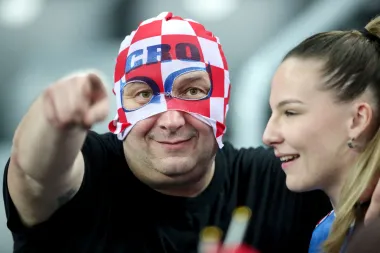 Spremni smo za navijačko ludilo - ovo su najbolji outfiti s tribina