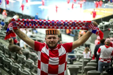 Spremni smo za navijačko ludilo - ovo su najbolji outfiti s tribina