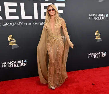 Paris Hilton zablistala je u zlatnoj haljini dizajnerice  Darje. 