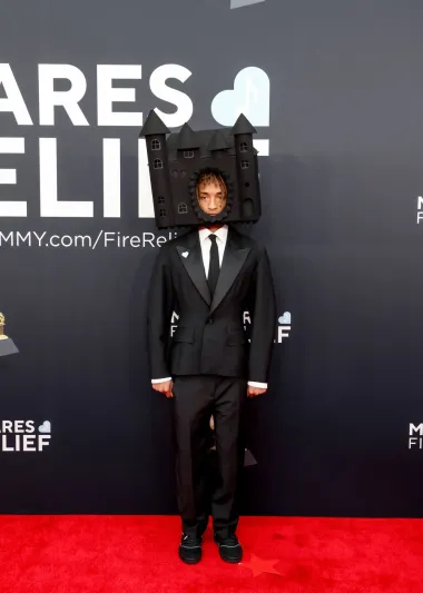 Jaden Smith u neobičnom odijelu Louis Vuitton, iznenadila je i njegova kreacija na glavi u obliku crne kućice. 