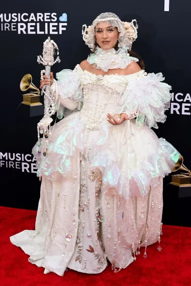 Sierra Ferrell osvojila je čak četiri Grammyja, a oduševila je u neobičnoj bijeloj glomaznoj kombinaciji dizajnera Jeffrey Kelly Abessa. 