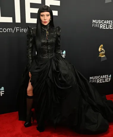 Goth glam izgled Lady Gage u kreaciji  Samuela Lewisa. 