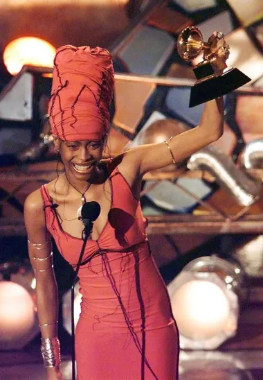 Erykah Badu drži svoj Grammy nakon što je pobijedila u kategoriji Best R&amp;B za svoj album &quot;Baduizm&quot; tijekom 40. dodjele Grammyja.