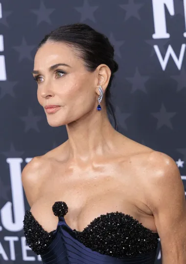Demi Moore osvojila je nagradu za najbolju glumicu u filmu &apos;The Substance&apos;, ali je i zasjala u još jednoj glamuroznoj haljini. 