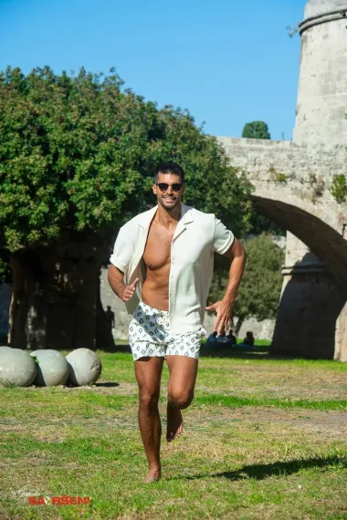 Miloš je danas poznato lice s reklama, serija i modnih kampanja. No prava se snaga njegove osobnosti krije u puno složenijoj priči. &quot;Jako mi je važna obitelj. Jednog bih dana volio imati barem troje djece. Vjenčanje ne mora biti veliko, naprotiv, ali ne pitam se samo ja.&quot; 