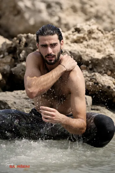 Šime je, priznaje, prvi put bio u ulozi modela, ali beskrajno je uživao u snimanju na Rodosu. Velik je zaljubljenik u sport, pa tako uživa u ronjenju, trčanju i ribolovu.