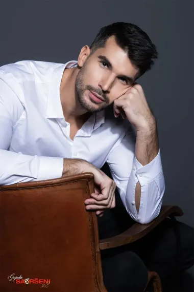 Miloš je strastveni ljubitelj poezije, dosad je izdao dvije zbirke i već priprema treću. Za njega je ovaj show prilika za novu ljubav koja se ne propušta. 