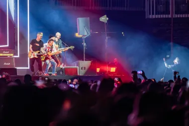 Kako je koncert odmicao, atmosfera je postajala sve intenzivnija – redale su se uspomene, prisjećali su se prvi plesovi, mladenačke ljubavi i vremena kad su pjesme Plavog orkestra bile soundtrack života.