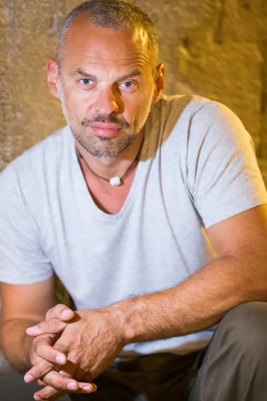 Hrvatski kazališni, televizijski i filmski glumac Alen svoju glazbenu i glumačku karijeru započeo je u rodnoj Rijeci. Domaću publiku osvojio je ulogama u popularnim TV serijama, ali i nezaboravnim izvedbama na kazališnim daskama.