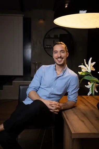 Marko Petrić hrvatski je kazališni glumac, a dobitnik je nekoliko nagrada i priznanja. S navršenih 25 godina imao je preko dvadeset uloga među kojima se ističe angažman u Ruskom kazalištu gdje je glumio Razumihina iz poznatog djela “Zločin i kazna” Fjodora Mihajloviča Dostojevskog. Publika ga od nedavno gleda u RTL-ovoj seriji &quot;Sjene prošlosti&quot;. 