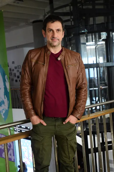 Goran Bogdan je jedan od hrvatskih najpopularnijih i najtraženijih kazališnih, televizijskih i filmskih glumaca koji je ostvario zavidnu karijeru i u inozemstvu. Poslije velikog uspjeha domaće romantične komedije &quot;Sonja i bik&quot; koju je pogledalo više od 100 tisuća gledatelja u hrvatskim kinima, Bogdan postaje najzaposleniji hrvatski glumac. Pripala mu je glavna uloga u filmu &quot;Čovjek koji nije mogao šutjeti&quot; nominiranom za Oscara.