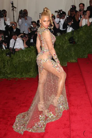Beyonce u Givenchy haljini na Met Gali, 2015. godine. 