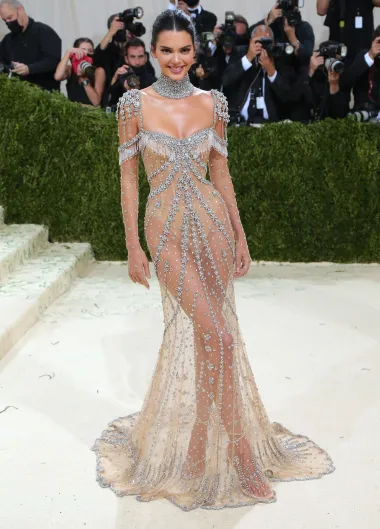 Kendall Jenner u Givenchy haljini na Met Gali, 2021. godine.