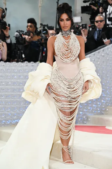 Kim Kardashian u haljini dizajnera Schiaparelli na Met Gali, 2023. godine. 