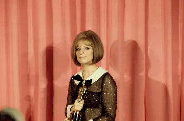 &quot;Na prvoj televizijski prenošenoj dodjeli Oscara 1969. godine, Barbra Streisand nosila je nezaboravno pidžama-odijelo sa šljokicama dizajnera Arnolda Scaasija. Ovratnik, mašna, manšete – i danas djeluje pomalo šokantno i potpuno moderno.&quot;